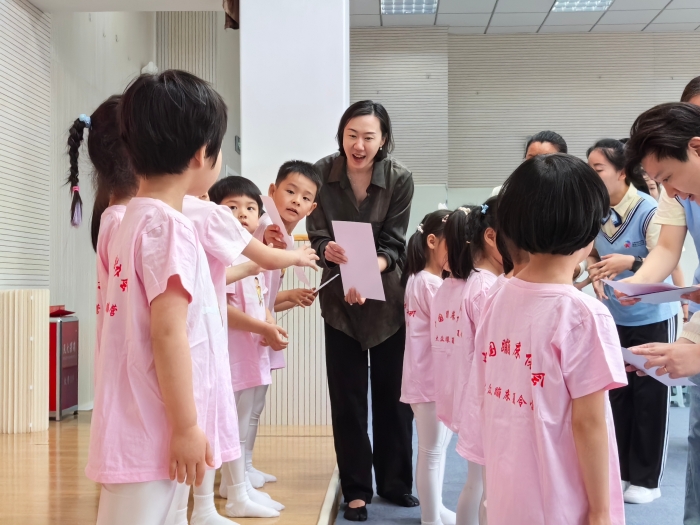 邱潔穎同志為通級(jí)的體操幼兒頒發(fā)證書