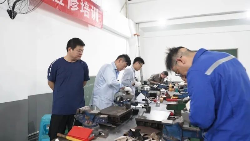主播說創(chuàng)新｜技能+學歷雙Buff！重慶工會構(gòu)建產(chǎn)業(yè)工人提升新模式_1754612204827