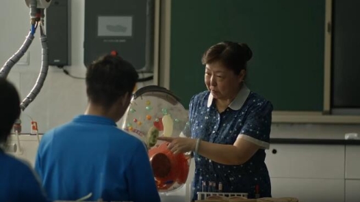 33年誨人不倦，她是“愛(ài)生如子”的“霍媽媽”