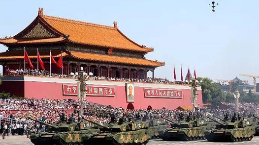 新華社快訊：這次閱兵是全面推進(jìn)中國式現(xiàn)代化進(jìn)入新征程的首次閱兵，是人民軍隊(duì)奮進(jìn)建軍百年的嶄新亮相