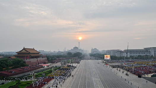 新華社快訊：中國共產(chǎn)黨黨旗、中華人民共和國國旗、中國人民解放軍軍旗在受閱部隊(duì)最前方，習(xí)近平乘車行進(jìn)至黨旗、國旗、軍旗前，向旗幟行注目禮