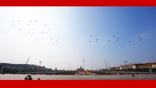 勝利日大閱兵丨80！空中護(hù)旗梯隊(duì)飛過，分列式開始
