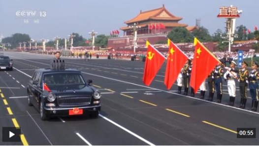 習(xí)近平以注目禮向黨旗、國旗、軍旗莊嚴(yán)致敬