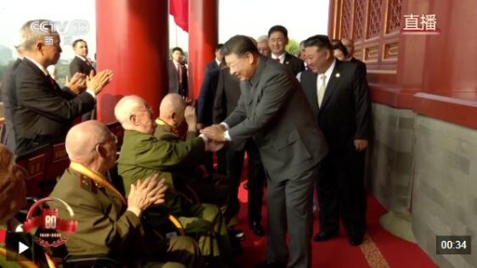 致敬英雄！習(xí)近平與天安門城樓觀禮席的抗戰(zhàn)老兵親切握手