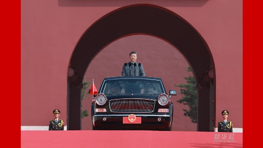 新華圖訊｜習(xí)近平乘檢閱車經(jīng)過金水橋駛上長安街