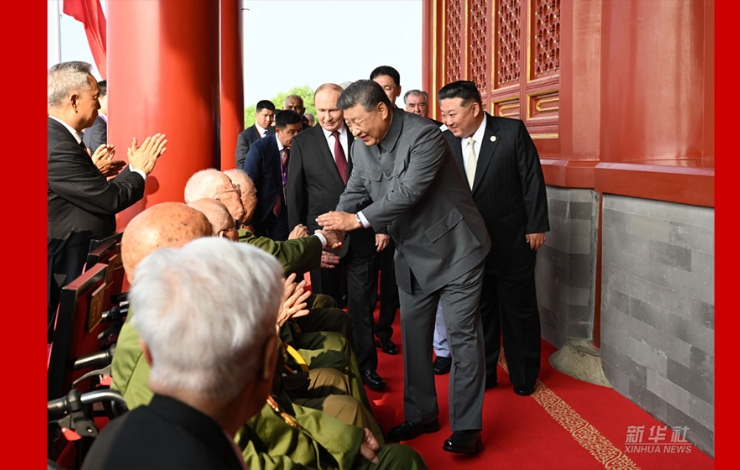 習(xí)近平登上天安門城樓 同抗戰(zhàn)老戰(zhàn)士老同志代表親切握手