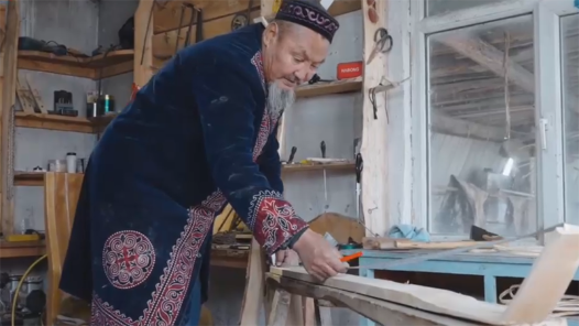 中國夢·大國工匠篇丨在“人類滑雪起源地”阿勒泰，滑雪“活化石”在他手中煥發(fā)新生