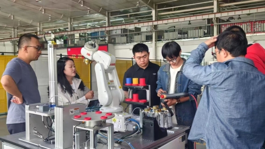 操作工化身“機器人導(dǎo)師”，除了焊接、切割還需要會啥？