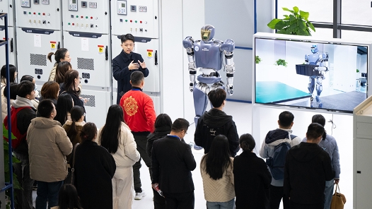 兩會(huì)新華社快訊：2025年我國發(fā)展向新向優(yōu)、彰顯蓬勃活力
