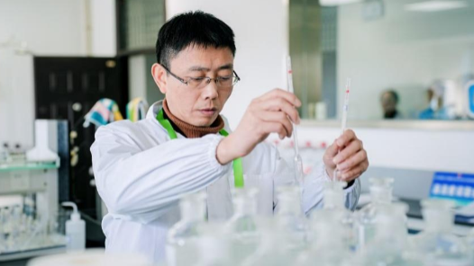 熊宏：匠心映“化”彩 三十載鑄就質檢標桿