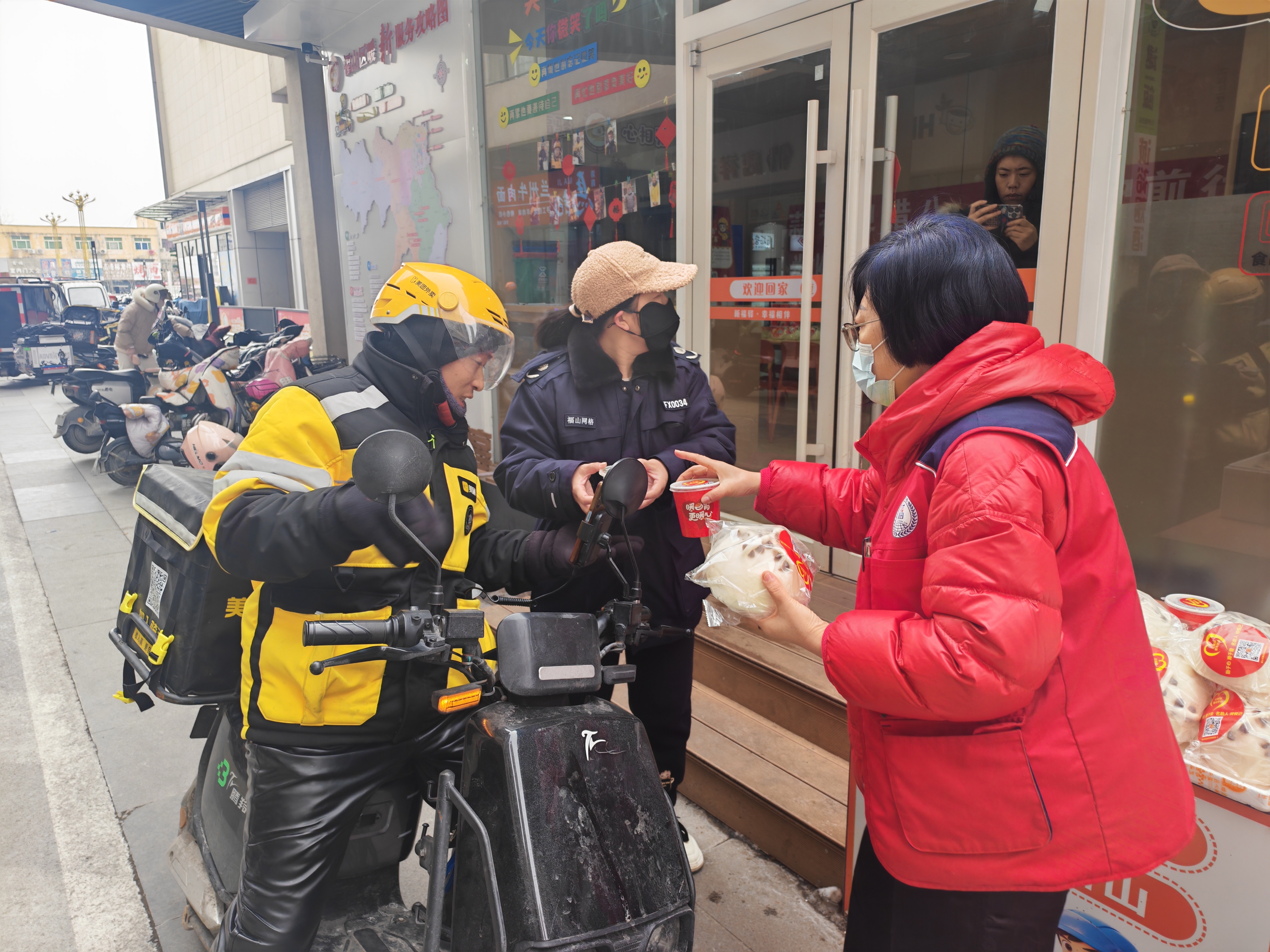 在暖新驛站為快遞員送上臘八粥 （拍攝者王穎）