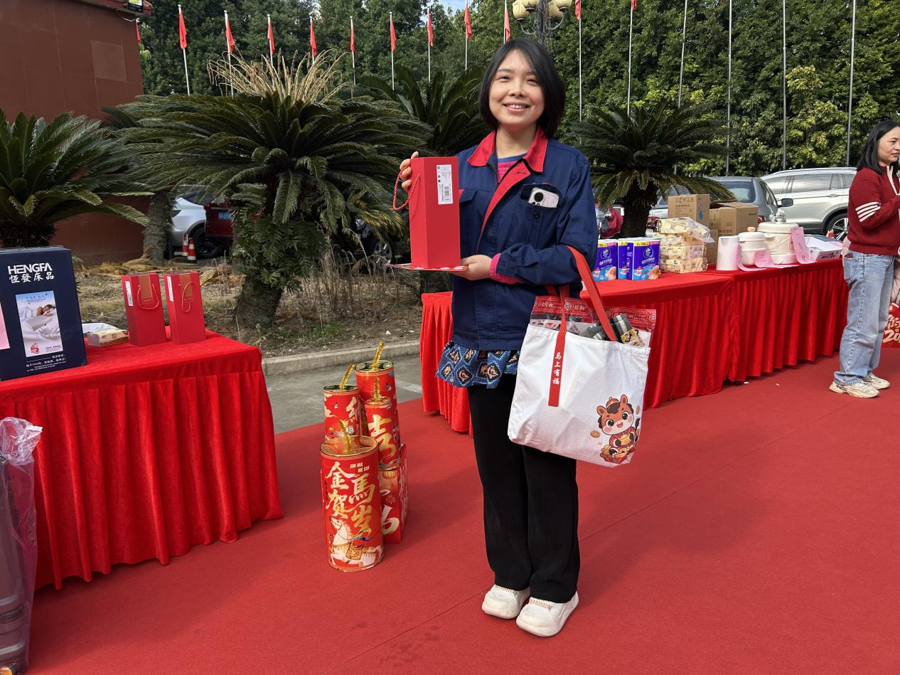 參加游園活動(dòng)的職工滿載而歸