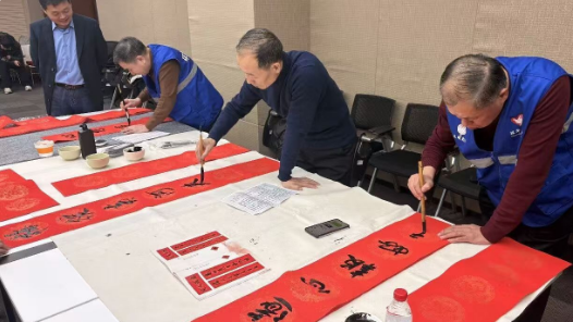 威海市總工會啟動“送萬?！みM(jìn)萬家”書法公益活動