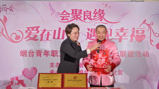 非遺剪紙“牽紅線(xiàn)”！山東煙臺(tái)青年職工聯(lián)誼活動(dòng)燃動(dòng)新春