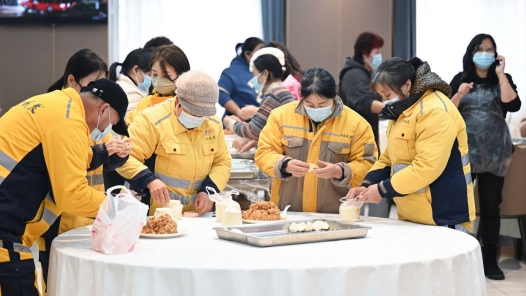 青島市市南區(qū)總工會冬送溫暖把關(guān)懷送到一線職工心坎上