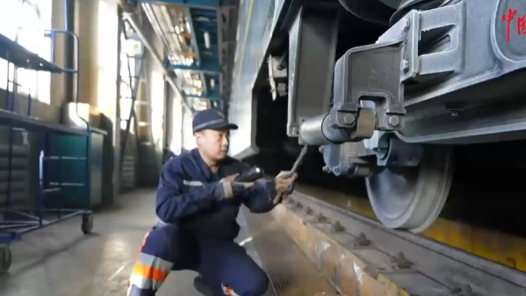 新春走基層｜這個(gè)春運(yùn)，他們要為400多輛火車“體檢”