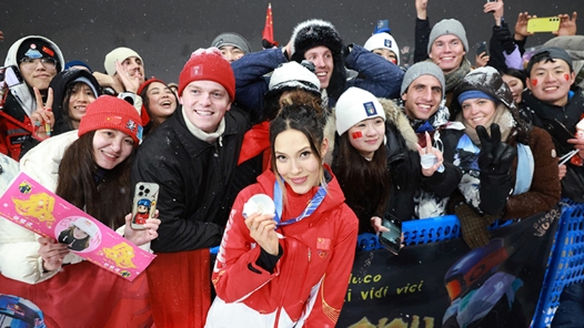 中國(guó)選手谷愛(ài)凌奪得米蘭冬奧會(huì)自由式滑雪女子大跳臺(tái)銀牌