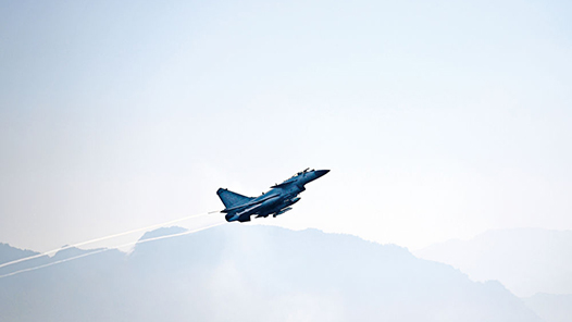 新春走基層丨枕戈待旦，在煙花綻放時(shí)——空軍航空兵某旅春節(jié)見(jiàn)聞