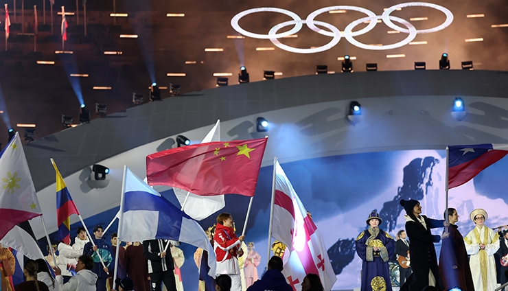 驕傲！冬奧會閉幕式上蘇翊鳴高舉五星紅旗入場