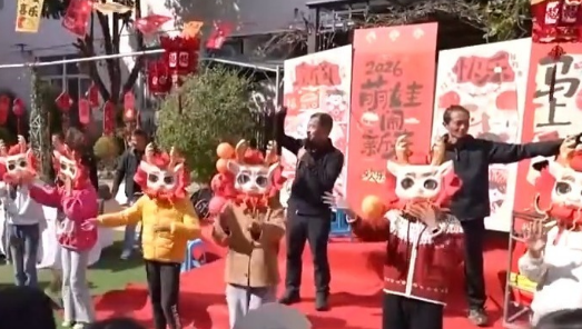 新春走基層丨千人舞麒麟舞出精氣神！他帶年輕人“接棒”非遺傳承