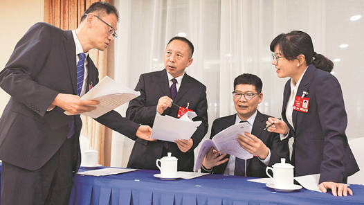 兩會聚焦｜30多本筆記，寫滿工友期盼與政策回響