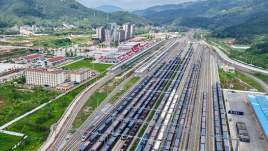 中老鐵路貨運量超8000萬噸