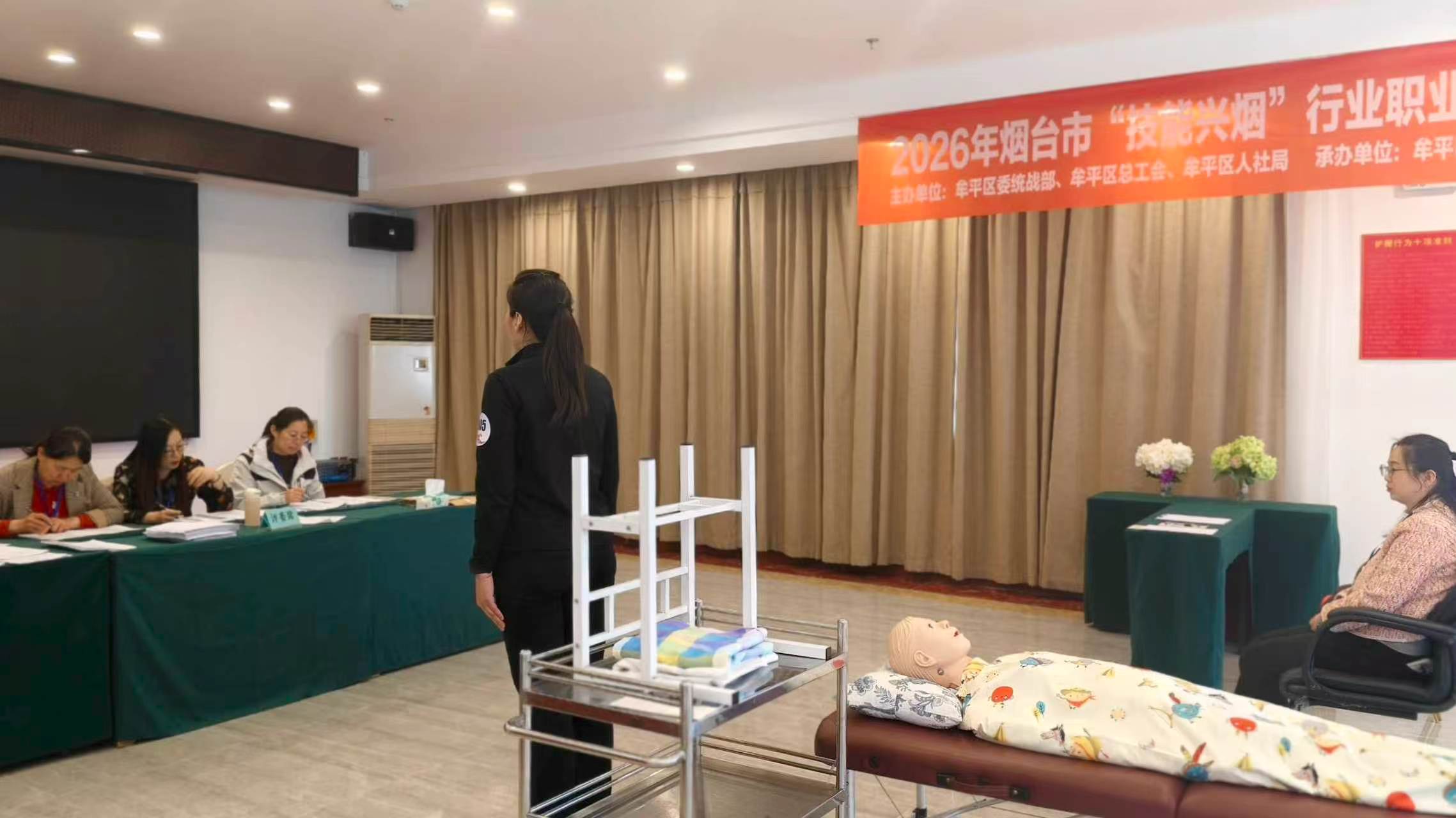 牟平區(qū)養(yǎng)老護理員技能競賽2 拍攝者：劉魯娟
