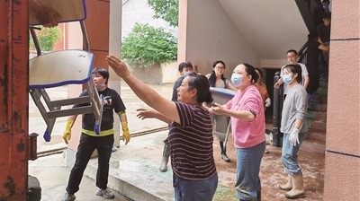 山洪灌校，她們?yōu)?41個(gè)孩子“逆流”擺渡
