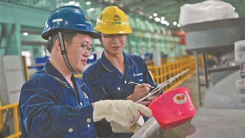 在毫厘之間求索極致——記江西省勞動(dòng)模范雷剛