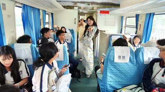 800名“卓瑪”和“扎西”同乘武漢城市觀光環(huán)線列車